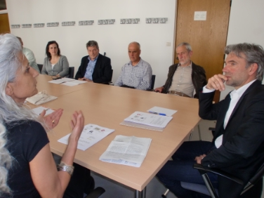 Landesrat Schuler (re.) mit Tierschutzverbände-Vertretern (v.l.) Beatrice Nart (Glurns), Walter Pichler (St. Martin i.P.), Franz Pattis (Brixen), Roland Aufderklamm (Kaltern), im Vordergrund Evi Brugger (Brixen) bei einer früheren Besprechung.