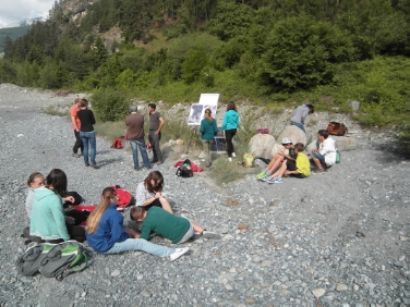 Den Erwachsenen von morgen nähergebracht: Das Projekt "flussaufwärts" vermittelt Kenntnisse im Bereich Ökologie und Naturgefahren, Geologie und Zivilschutz.
