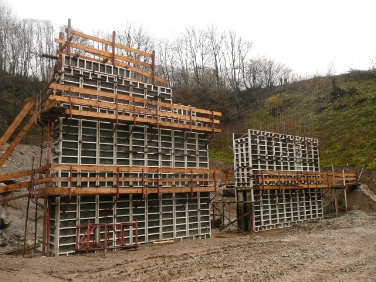 Während der Bauarbeiten wurde der Flanserbach umgeleitet; das Bild zeigt die noch eingeschalten Wände der Rückhaltesperre.