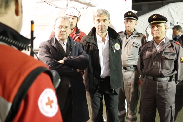 Im Lazarett des Roten Kreuzes (v.l.): Bürgermeister Albert Pürgstaller, Zivilschutzlandesrat Arnold Schuler, Bezirksfeuerwehrinspektor Konrad Unterthiner, stellv. Landesfeuerwehr-Präsident Alois Sparber.
