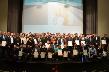 Gruppenbild mit Landesrat: Philipp Achammer im Kreis der 84 neuen Meister