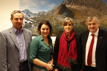 Grenzüberschreitend für die Schiene: (v.l.) Ewald Moser, Sachgebiet Verkehrsplanung Land Tirol, LRin Felipe, Carmen Springer, Direktorin des Landesamts für Planung und Gütertransport, LR Mussner (Foto: Land Tirol/Aigner)