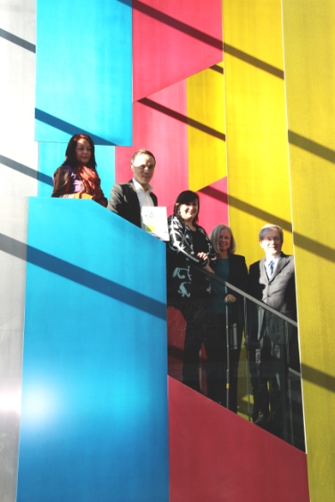 Vor Philipp Messners Kunstwerk "Volumen (CMYK)" wurde heute das neue Themenheft "Kunst im öffentlichen Raum" der Gesamttiroler Kulturberichte vorgestellt - Foto: LPA/jw