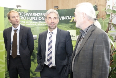 Besichtung mit Architekt Stecher (re.): Landesrat Schuler (Mitte) und Ressortdirektor Klaus Unterweger.