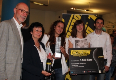 Die Siegerinnen Sofia Bontempelli und Brigitte Doná mit dem Inhaber der Firma Tecnomag, Alfred Mitterdorfer, Direktorin Barbara Willimek und ihrem Tutor Georg Caminada
