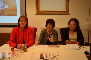 Martha Stocker, Landesrätin für Soziales, Waltraud Deeg, Landesrätin für Informatik, und Brigitte Waldner, Direktorin des Landesamtes für Senioren