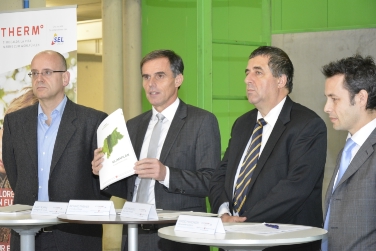 Flavio Ruffini, Direktor der Landesumweltagentur, LR Theiner, BM Luigi Spagnolli und Sergio Marchiori stellten heute den Ausbau des Fernwärmenetzes in Bozen vor./Foto LPA rm