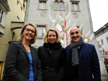Birgit Oberkofler von der Europaregion und Antonino Benincasa freuen sich mit Anna Matosova (Mitte) über die Euregio-Skulptur "Wind Garden"