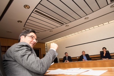 Landeshauptmann Kompatscher bei der Sitzung der Landesbeobachtungsstelle für das Ehrenamt. Foto: LPA/ohn.