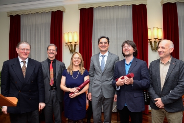 Laudator Michael Breitenbach, Jury-Vorsitzender Max Haller, Preisträgerin Evelyn Kustatscher, Landeshauptmann Arno Kompatscher, Preisträger Markus Ralser, Laudator Marco Avanzini (von links). Foto: LPA/ohn.