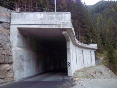 Damit Lawinen in Zukunft darüber hinweggleiten - der lateinische Begriff "labina" bedeutet Rutschen, Gleiten -, wurde diese Galerie auf einem Zufahrtsweg in St. Peter im Ahrntal errichtet.