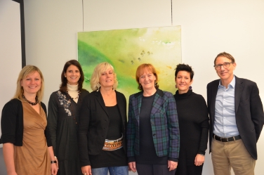 Martina Vieider, Alexa Nösslinger und Anne Savio mit LRin Stocker, Verena Oberrauch und Amtsdirektor Hölzl (FOTO:LPA/Georg Dekas)