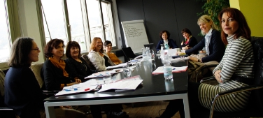 Ressorübergreifende Arbeit am Konzept zur frühen Stärkung von Familien, im Bild v. l. Christa Messner, Carla Comploj, Maria Rita Chiaramonte, Karin Sparber, Petra Frei, Maria Sparber, Waltraud Deeg, Gudrun Schmid, Cristina Ghedina