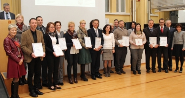 Audit familieundberuf: Neun neu und sechs re-auditierten Unternehmen wurden überreichten LRin Deeg und Handelskammerpräsident Ebner heute ihre Zertifikate - Foto: LPA/jw