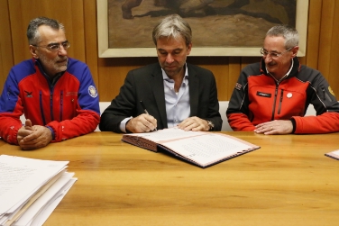 Vereinbarung unterzeichnet: Landesrat Schuler mit dem Landesleiter des Bergrettungsdienstes im AVS Preindl (li.) und seinem Amtskollegen im italienischen Alpenverein CAI Zampatti.