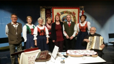 LRin Martha Stocker (4.v.r.) und die stellvertretende Vorsitzende der Südtiroler in der Welt Rosa Franzelin Werth (3.v.r.) bei der diesjährigen Weihnachtsfeier der Heimatfernen in Innsbruck