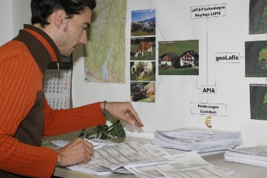 Gegen die Zentralisierung der landwirtschaftlichen Betriebsbögen spricht sich Landesrat Schuler in Rom aus; im Bild Christian Pichler vom Lafis-Büro (Land- und Forstwirtschaftliches Informationssystem) in der Landesabteilung Landwirtschaft.