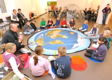 "Global und weltweit als Familie agieren kann nur, wer die  grundlegenden Prinzipien von Gleichheit und sozialer Gerechtigkeit auch im kleinen Rahmen lebt“, so LRin Deeg zum Welttag der menschlichen Solidarität - Foto: LPA/Pertl