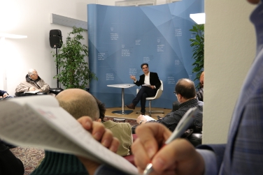 Pressekonferenz in ungewohnter Athmosphäre: LH Kompatscher bot den Medien heute im Foyer des Landesregierungssaals einen Überblick auf das 2014 geleistete. Foto: LPA/mb.
