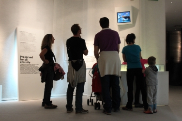 Besucher im Ötzi-Museum. Foto: SLM/Prast.