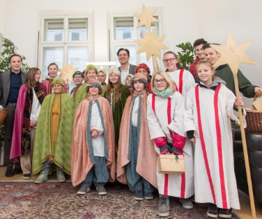 LH Arno Kompatscher (Bildmitte hinten) und LR Philipp Achammer (ganz links) im Kreise der Rentschner Sternsinger. Foto: LPA/ohn.