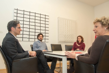 Weiterbildung im Gespräch: LH Kompatscher mit CLS-Präsidentin Zangirolami (rechts) und CLS-Direktor Grillo. (Foto: LPA/ohn)