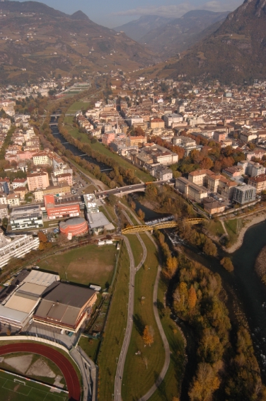Von der Mündung in den Eisack (am rechten Bildrand) flussaufwärts beginnen in zwei Wochen Arbeiten zur gewässerökologischen Aufwertung der Talfer.