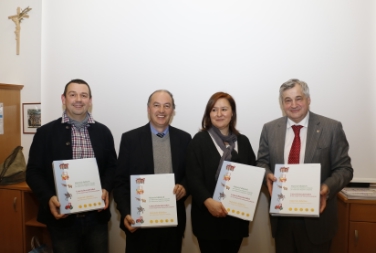 Haben heute in St. Martin die neuen didaktischen Lehrmaterialien vorgestellt (v.l.): Felix Ploner (Direktor Bereich Innovation und Beratung), der Schulamtsleiter Roland Verra, Projektleiterin Claudia Rubatscher und Landesrat Florian Mussner.