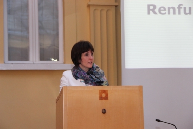 Familien präventiv stärken, an einem entsprechenden Konzept wird sprachgruppen- und ressortübergreifend gearbeitet: LRin Deeg beim heutigen Netzwerktreffen - Foto: LPA/jw