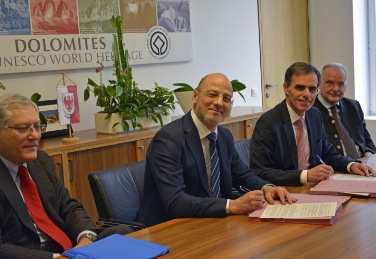 Sie stellten heute die Weichen für eine intensive Zusammenarbeit in Sachen Stromnetz (v.l.): Stefano Lorenzini und Adel Motawi von TERNA, LR Theiner und SELNET-Präsident Giorgio Carnielli./Foto LPA rm
