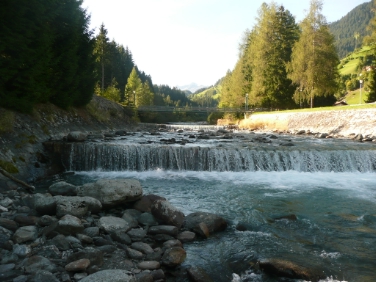 Arbeiten zum Hochwasserschutz  im Mareiter Bach laufen an; im Bild die bestehenden Konsolidierungsperren, die abgesenkt werden, um den hydraulischen Querschnitt zu vergrößern und die Verklausungsgefahr im Bereich der Brücken zu verringern.
