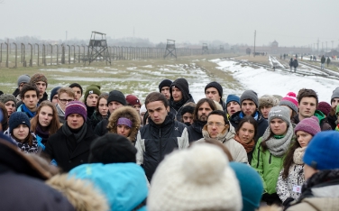 Wichtige Station der Reise der Erinnerung - die Landesräte Philipp Achammer und Christian Tommasini mit den Jugendlichen in Auschwitz-Birkenau