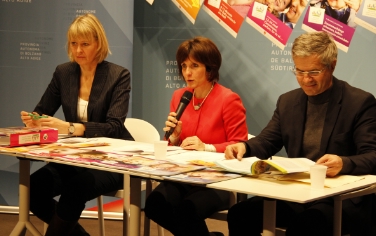 Pressekonferenz zum fünften Geburtstag der Elternbriefe mit Projektleiterin Schmid, Landesrätin Deeg und Ressortdirektor Stefan Walder - Foto: LPA/Karin Leiter