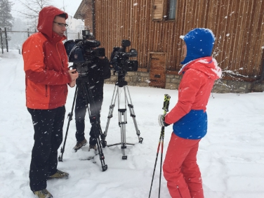 Um die rechtliche Verantwortlichkeit bei selbstausgelösten Lawinenabgängen geht es in der Euregio-Rechtsfrage des Monats, im Bild EVTZ-Generalsekretär Matthias Fink mit Karen Putzer - Foto: LPA