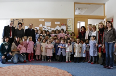 Gruppenbild mit dem Kindergarten in Stern