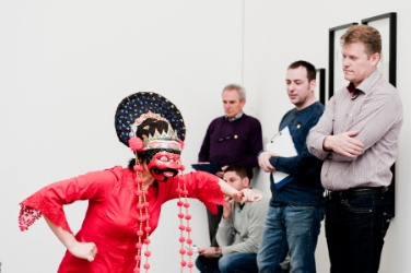 Einen aktiven Einstieg in den Südtiroler Museumstag bot die Gruppe F8 aus Wien mit der interaktiven Performance „Las Gaffas!“ (Bildnachweis: Claudia Corrent)