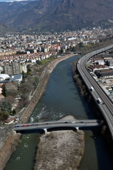 Am Eisack werden in Bozen zwichen der Rom- und der Palermobrücke Arbeiten durchgeführt. Foto: LPA/Abteilung Wasserschutzbauten
