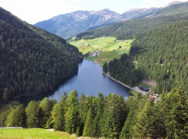 Die Landesregierung hat heute den Weg zur Neuordnung der Stromverteilung im Sarntal geebnet (im Bild der Durnholzer See)./Foto ERD