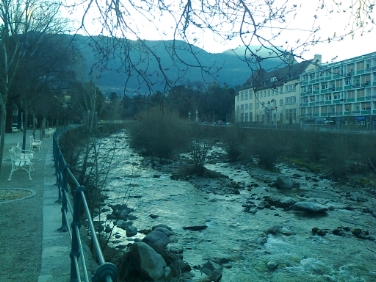 Auch das Zurückstutzen der wuchernden Sträucher entlang und in der Passer gehört zu den wichtigen Aufgaben der Landesabteilung Wasserschutzbauten.