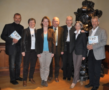 Neues Schlossbuch vorgestellt: Josef Rohrer, Carl Otto sowie Eberhard von Deuster mit Familien und Direktor Paul Rösch (von links). Foto: LPA/Touriseum.