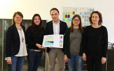 Die Preisträgerinnen des Ideenwettbewerbes Miriam Rieder und Stephanie Innerbichler mit Landesrat Philipp Achammer