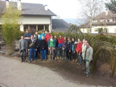 Die Klasse 1C des Bienniums Gartenbau und Floristik an der Fachschule Laimburg vor ihrem Weidenhaus im Kindergarten Eppan/Gand – Foto: Fachschule Laimburg
