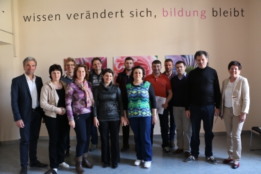 Gruppenbild mit LR Schuler (li.), Direktorin Gasser Pellegrini (re.), hintere Reihe: Fachlehrer Plankl (ganz li.) und Tschurtschenthaler (ganz re.), Stecher vom Sennereiverband (2.v.li.).