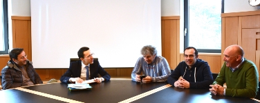 LR Tommasini mit den Vertretern der Fachgewerkschaften (v.l.) Maurizio D'Aurelio (Feneal UIL-SGK), Stefano Parrichini (Fillea/Gbh CGIL-AGB), Michael Raveane (Filca CISL-SGB), Friedrich Oberlechner (ASGB) - Foto: LPA/A. Mair