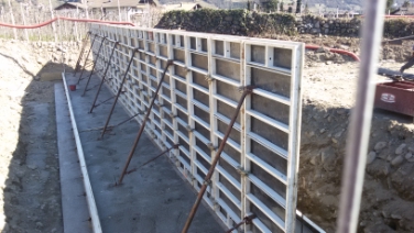 Die Mitarbeiter der Landesabteilung Wasserschutzbauten arbeiten derzeit an dieser Rückhaltesperre aus Stahlbeton.