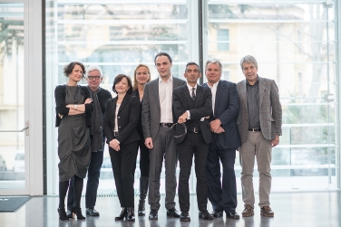 Kulturlandesrat Philipp Achammer mit der Präsidentin der Stiftung Museion, Marion Piffer Damiani (3.v.links) und den Mitgliedern des Stiftungsrates