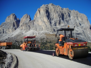 Asphaltierungsarbeiten am Grödner Joch (FOTO:LPA)
