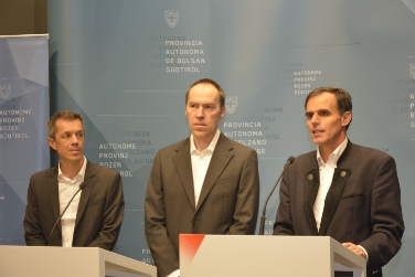 Sie stellten heute die aktuellen Daten zur Luftqualität in Südtirol vor (v.l.): Georg Pichler, Luca Verdi, LR Theiner./Foto LPA rm