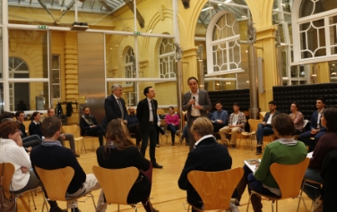 LR Mussner, LR Tommasini und LR Achammer bei der ersten gemeinsamen Sitzung der drei Landesjugendbeiräte (FOTO:LPA/Angelika Schrott)