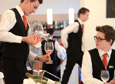 Die Welt der Hotellerie und Gastronomie: Eindrücke am Tag der offenen Tür an der Landesberufsschule "Gutenberg" in Bozen